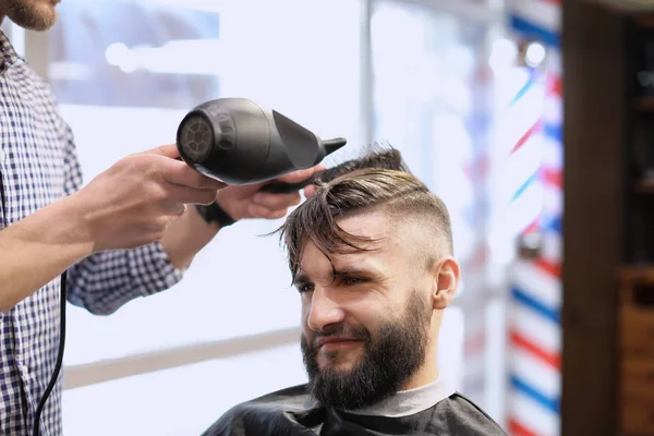 Barbiere professionista che lavora con il cliente nel salone di parrucchiere — Foto Stock