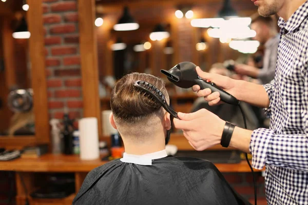 Zawodowych fryzjera, praca z klientem w salon fryzjerski — Zdjęcie stockowe