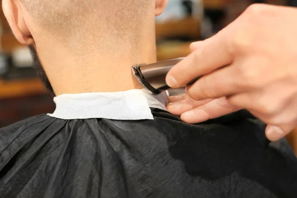 Professional barber working with client in hairdressing salon — Stock Photo, Image