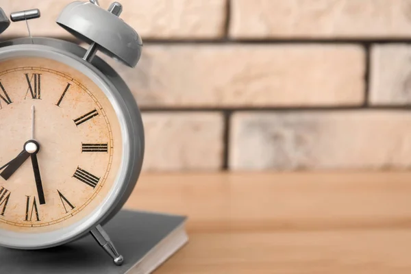 Reloj despertador en mesa de madera. Concepto de gestión del tiempo — Foto de Stock