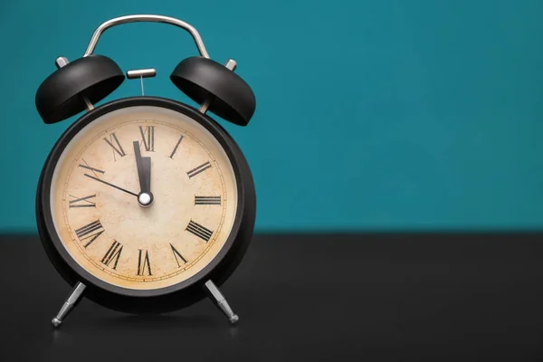 Reloj despertador en la mesa. Concepto de gestión del tiempo —  Fotos de Stock