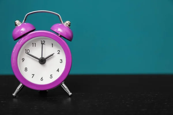 Reloj despertador sobre fondo de color. Concepto de gestión del tiempo —  Fotos de Stock