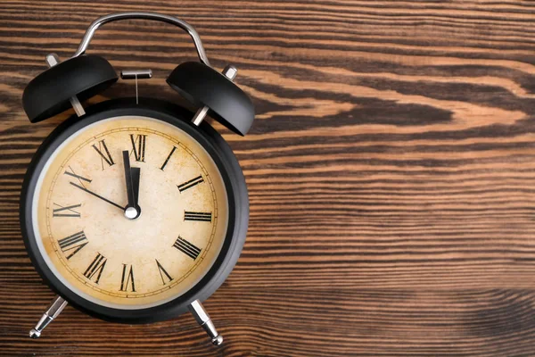 Reloj despertador en mesa de madera. Concepto de gestión del tiempo — Foto de Stock