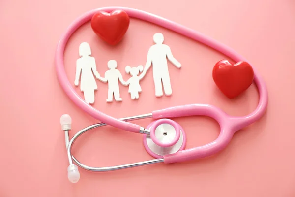 Figura di famiglia, cuori rossi e stetoscopio su sfondo a colori. Concetto sanitario — Foto Stock