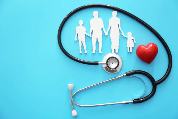Figura di famiglia, cuore rosso e stetoscopio su sfondo a colori. Concetto sanitario — Foto Stock