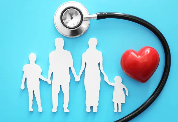 Figura di famiglia, cuore rosso e stetoscopio su sfondo a colori. Concetto sanitario — Foto Stock