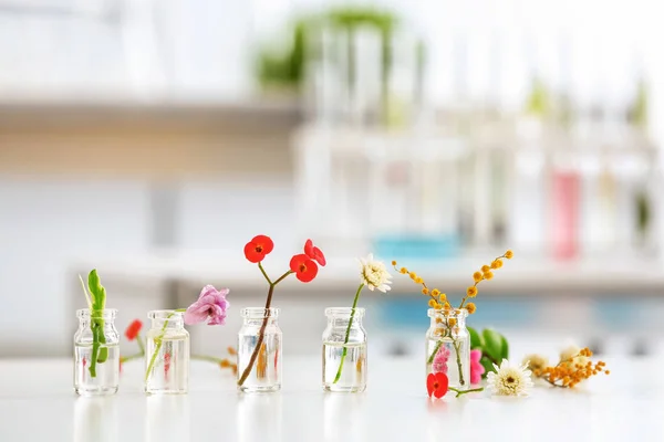 Virágok-üveg asztal — Stock Fotó