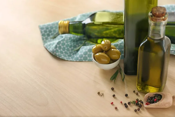 Komposition mit Flaschen Olivenöl auf dem Tisch — Stockfoto