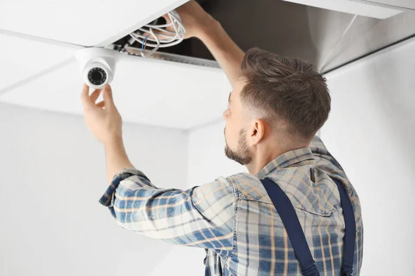 Electricista instalando cámara de vigilancia —  Fotos de Stock