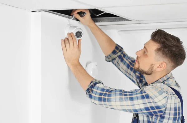 Electrician installing surveillance camera — Stock Photo, Image