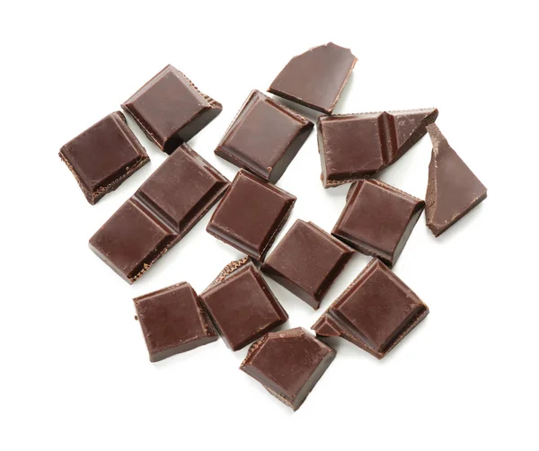 Kousky tmavé čokolády na bílém pozadí — Stock fotografie