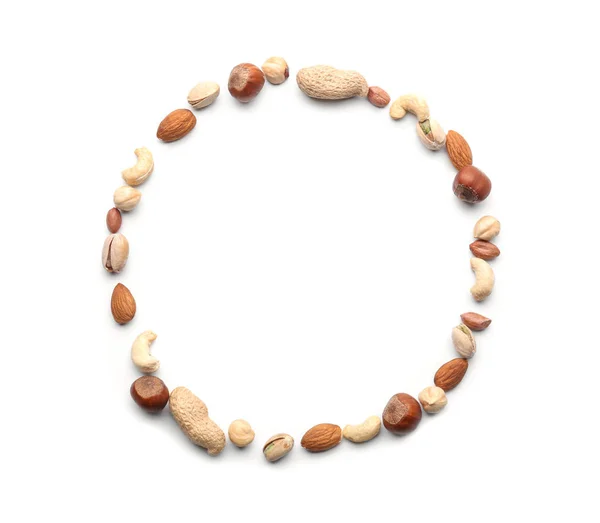 白い背景に異なる種類のナッツで作られたフレーム — ストック写真
