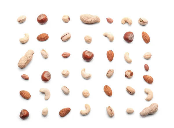 Verschiedene Arten von Nüssen auf weißem Hintergrund — Stockfoto