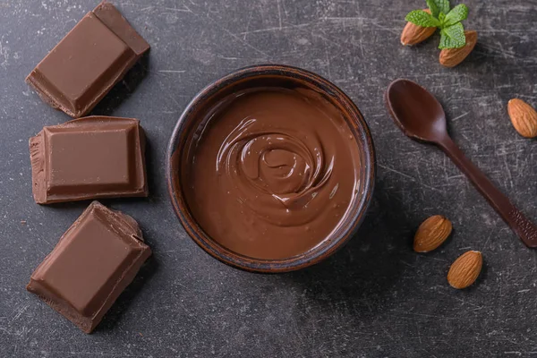 Gri zemin üzerine lezzetli eritilmiş çikolata ile kompozisyon — Stok fotoğraf
