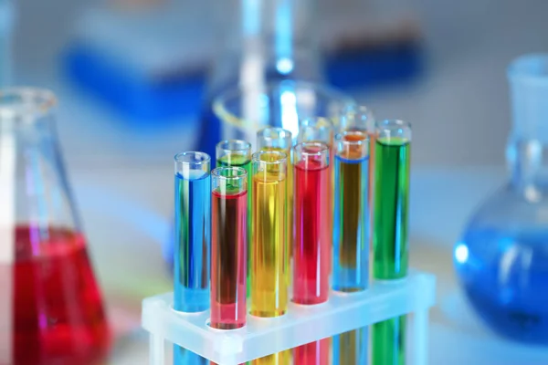 Tubes à essai avec liquides colorés en rack, gros plan — Photo