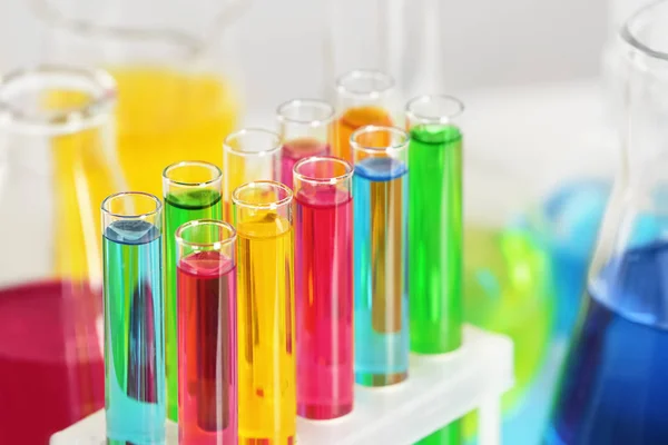 Tubos de ensaio com líquidos coloridos em rack, close-up — Fotografia de Stock