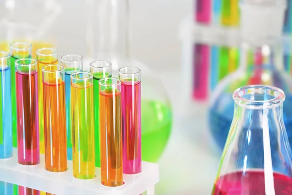 Tubos de ensaio com líquidos coloridos em rack, close-up — Fotografia de Stock