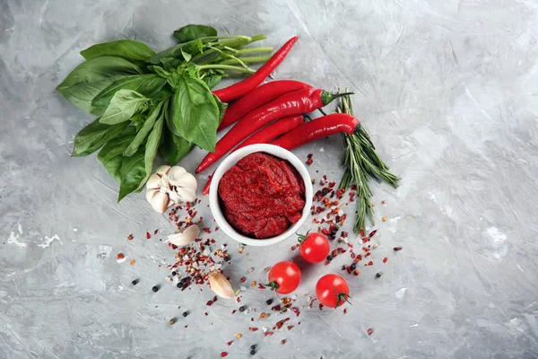 Cuenco con salsa roja y verduras sobre fondo gris, vista superior —  Fotos de Stock