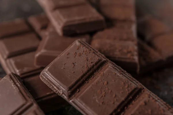 Tasty milk chocolate and cocoa powder, closeup — Stock Photo, Image