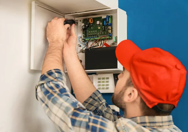 Joven electricista instalando sistema de alarma —  Fotos de Stock