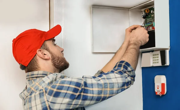 Joven electricista instalando sistema de alarma —  Fotos de Stock