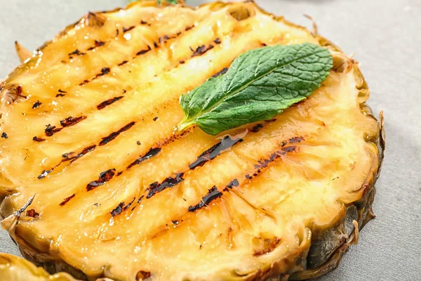 Grilled pineapple slice, closeup — Stock Photo, Image