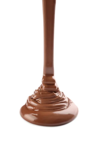 Menuang coklat cair lezat di latar belakang putih — Stok Foto
