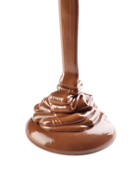Gießen köstliche geschmolzene Schokolade auf weißem Hintergrund — Stockfoto