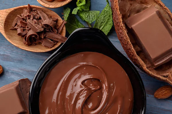 Composición plana con delicioso chocolate sobre fondo de madera —  Fotos de Stock