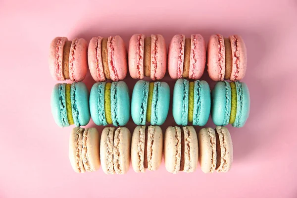 Deliciosos macarrones sobre fondo de color — Foto de Stock