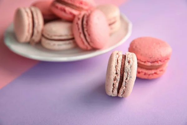 Köstliche Macarons auf farbigem Hintergrund — Stockfoto