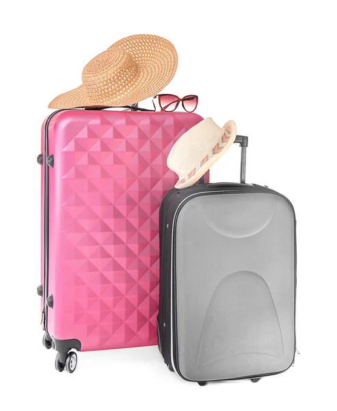 Bőröndök, napszemüveg és kalap fehér háttér — Stock Fotó