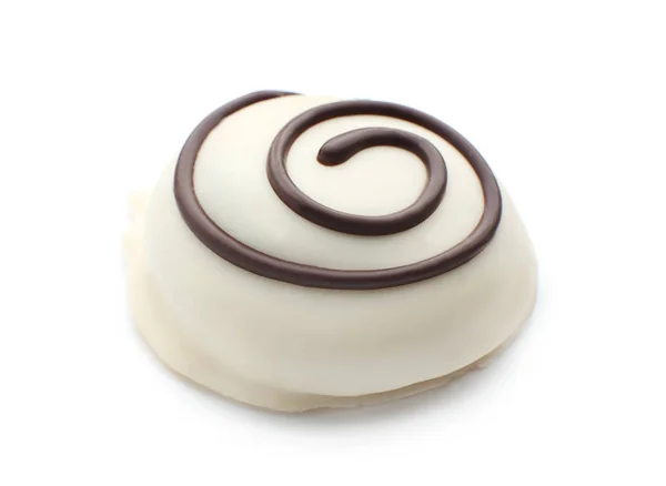 Doce de chocolate saboroso no fundo branco — Fotografia de Stock