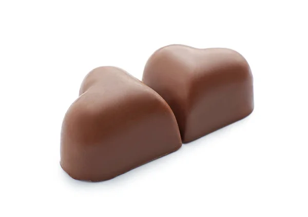 Saborosos doces de chocolate em forma de coração no fundo branco — Fotografia de Stock