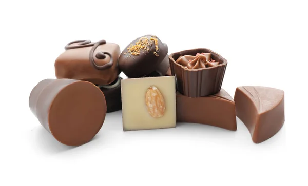 Doces de chocolate saborosos no fundo branco — Fotografia de Stock