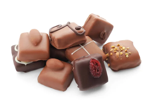 Chutné čokoládové bonbóny na bílém pozadí — Stock fotografie