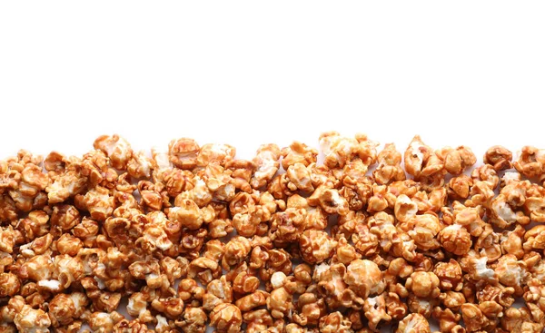 Deliziosi popcorn con caramello su sfondo bianco — Foto Stock