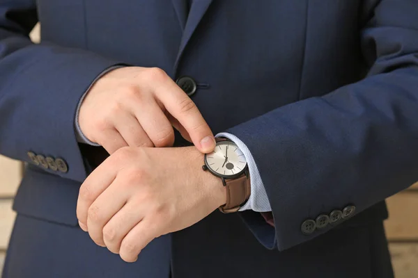 Hombre mirando su reloj, de cerca. Concepto de gestión del tiempo — Foto de Stock