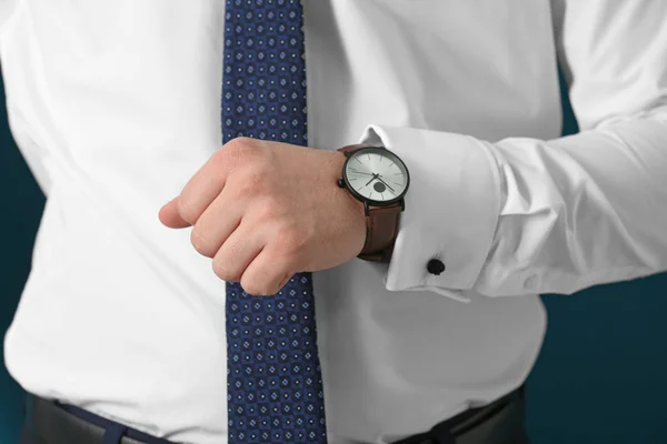 Hombre mirando su reloj, de cerca. Concepto de gestión del tiempo — Foto de Stock