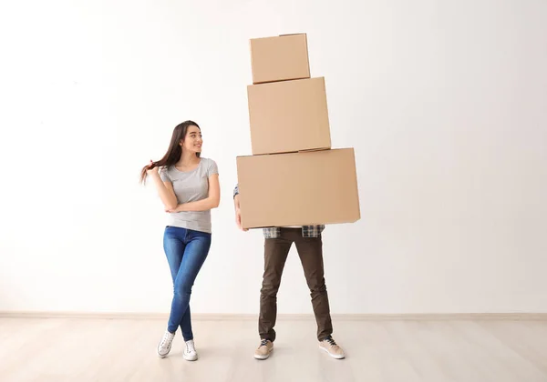 Casal jovem com caixas dentro de casa. Mudando-se para casa nova — Fotografia de Stock