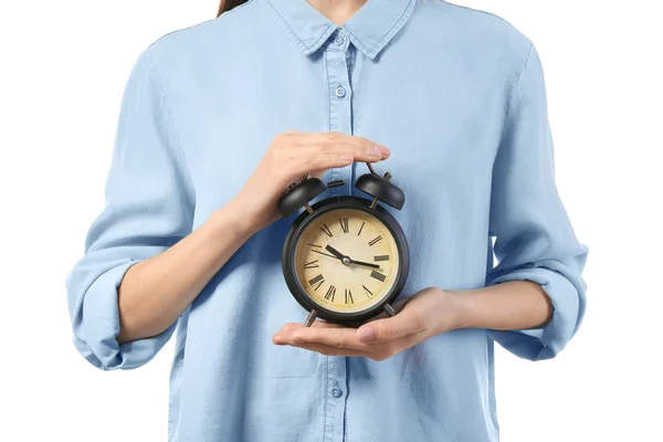 Donna con orologio su sfondo bianco. Concetto di gestione temporale — Foto Stock