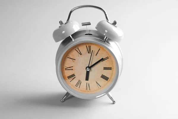 Wekker op lichte achtergrond. Time management concept — Stockfoto
