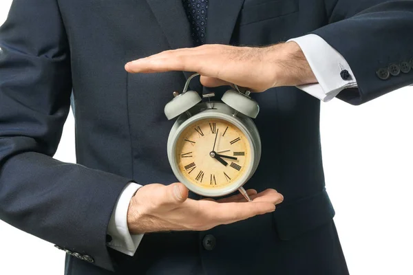 Hombre sosteniendo el reloj sobre fondo blanco, primer plano. Concepto de gestión del tiempo —  Fotos de Stock