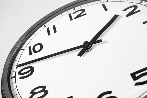 Relógio sobre fundo claro, close-up. Conceito de gestão do tempo — Fotografia de Stock