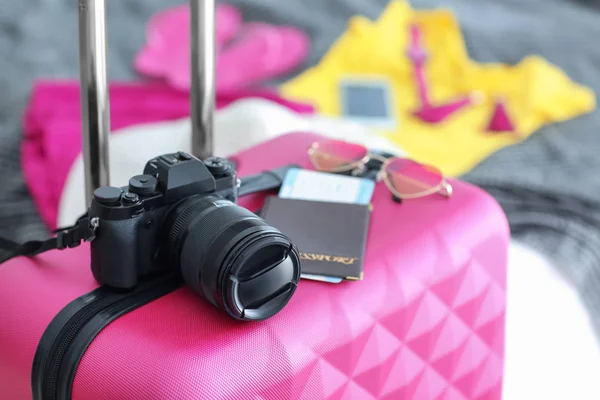 Fotocamera e documenti sulla valigia da viaggio all'interno — Foto Stock
