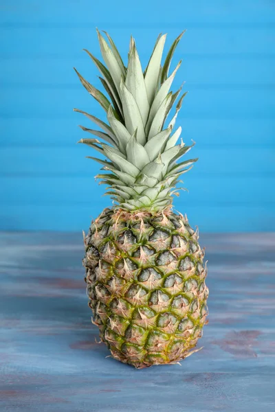 Smaczny ananas na drewnianym stole — Zdjęcie stockowe