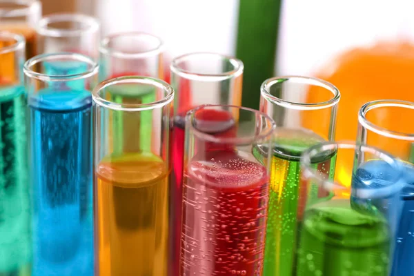 Muitos tubos de ensaio com líquidos coloridos, close-up — Fotografia de Stock
