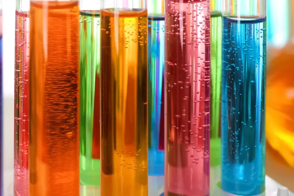 Beaucoup de tubes à essai avec des liquides colorés, gros plan — Photo