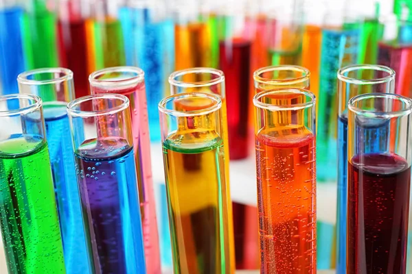 다채로운 액체, 근접 촬영으로 많은 테스트 튜브 — 스톡 사진