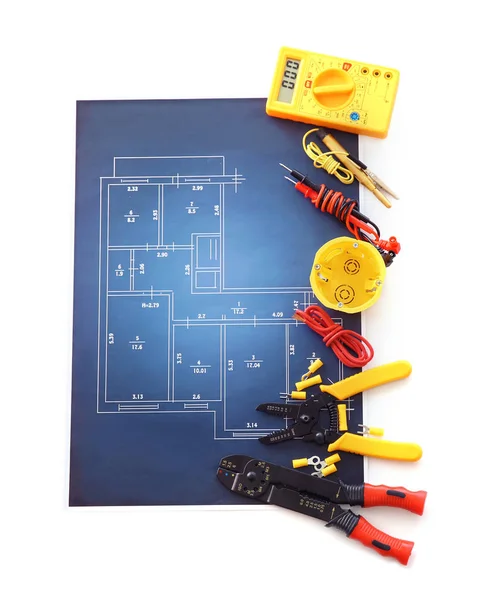 Suprimentos de eletricista com esquema elétrico em fundo branco — Fotografia de Stock